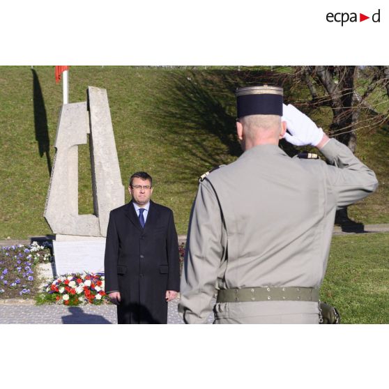 Le lieutenant-colonel Patrick Simo, chef du pôle production audiovisuelle de l'ECPAD salue le nouveau directeur de l'établissement, lors de la cérémonie de la Sainte-Véronique sur la place d'armes du fort d'Ivry.