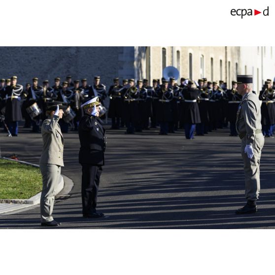 Le contrôleur général des armées Christophe Jacquot, directeur de l'ECPAD et le général de brigade Anne-Cécile Ortemann, directrice adjointe de la DICoD (délégation à l'information et à la communication de la défense), saluent le lieutenant-colonel Patrick Simo, chef du pôle de production audiovisuelle de l'établissement, lors de la cérémonie de la Sainte-Véronique sur la place d'armes du fort d'Ivry.