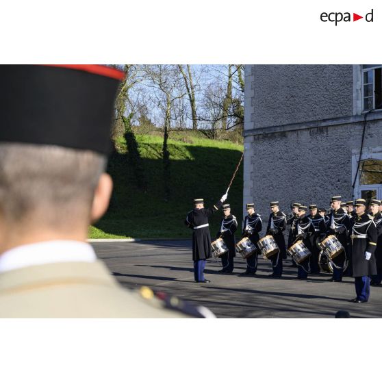 Musiciens de la Musique de la gendarmerie mobile, lors de la cérémonie de la Sainte-Véronique sur la place d'armes du fort d'Ivry.