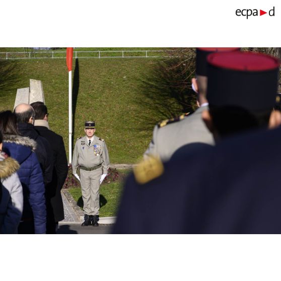Le lieutenant-colonel Patrick Simo, chef du pôle de production audiovisuelle de l'établissement assiste à la cérémonie de la Sainte-Véronique sur la place d'armes du fort d'Ivry.