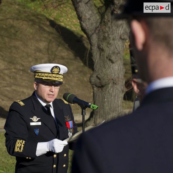 Le contrôleur général des armées (CGA) Christophe Jacquot lit une citation individuelle à l'intention du second maître Sébastien, caméraman, lors d'une cérémonie au fort d'Ivry.