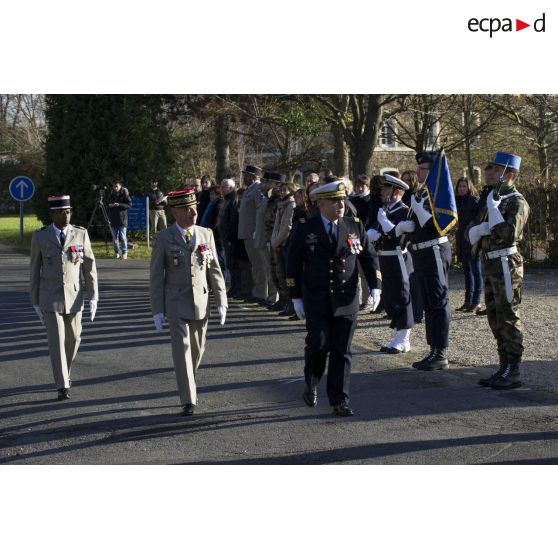Le contrôleur général des armées (CGA) Christophe Jacquot passe les troupes en revue aux côtés du général Bernard Barrera et du commissaire en chef de première classe Lucien Oulac, lors d'une cérémonie au fort d'Ivry.