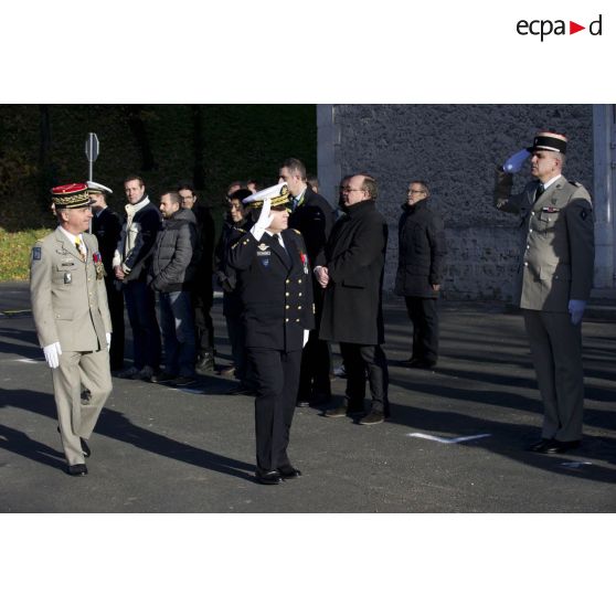 Le contrôleur général des armées (CGA) Christophe Jacquot salue le lieutenant-colonel Frédéric Daguillon lors d'une revue aux côtés du général Bernard Barrera au fort d'Ivry.