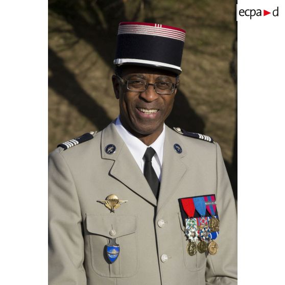Portrait du commissaire en chef de première classe Lucien Oulac, directeur adjoint de l'ECPAD, lors d'une cérémonie au fort d'Ivry.