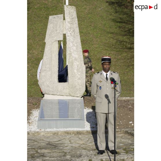 Le commissaire en chef de première classe Lucien Oulac, directeur adjoint de l'ECPAD, prononce un discours lors d'une cérémonie au fort d'Ivry.