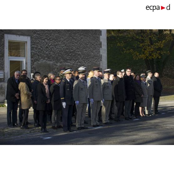Rassemblement du personnel civil et militaire du secrétariat central et de l'école des métiers de l'image (EMI) lors d'une cérémonie au fort d'Ivry.