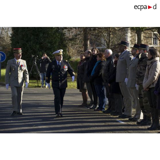 Le contrôleur général des armées (CGA) Christophe Jacquot passe les troupes en revues aux côtés du général Bernard Barrera lors d'une cérémonie au fort d'Ivry.