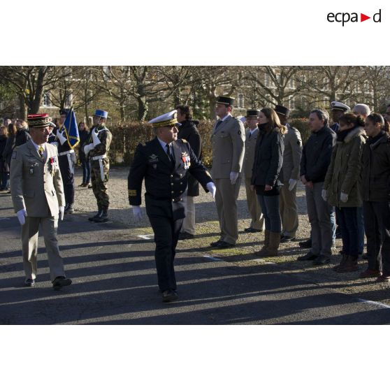 Le contrôleur général des armées (CGA) Christophe Jacquot passe les troupes en revues aux côtés du général Bernard Barrera lors d'une cérémonie au fort d'Ivry.