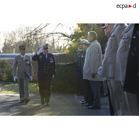 Le contrôleur général des armées (CGA) Christophe Jacquot passe les troupes en revues aux côtés du général Bernard Barrera lors d'une cérémonie au fort d'Ivry.