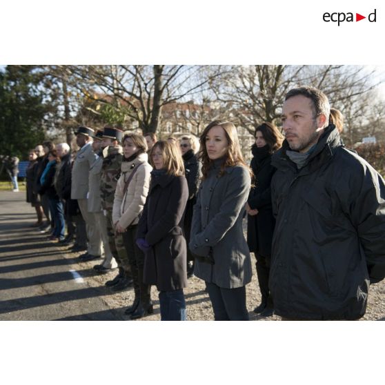Rassemblement du personnel civil et militaire pour une cérémonie au fort d'Ivry.
