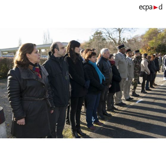Rassemblement du personnel civil et militaire pour une cérémonie au fort d'Ivry.