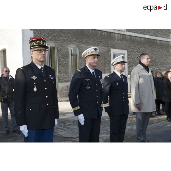 Rassemblement du personnel civil et militaire pour une cérémonie au fort d'Ivry.