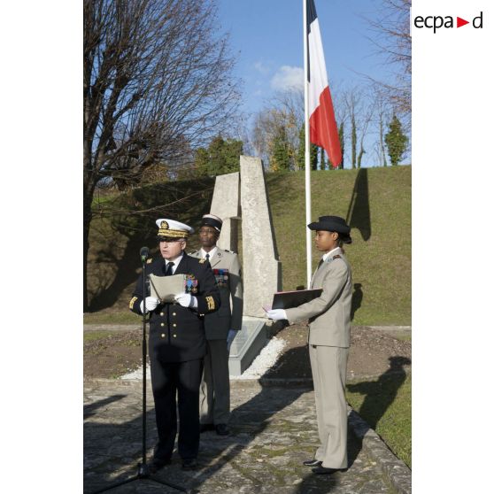 Le contrôleur général des armées (CGA) Christophe Jacquot prononce une citation au titre des opérateurs s'étant illustrés au Mali pendant l'opération Serval, lors d'une cérémonie au fort d'Ivry.
