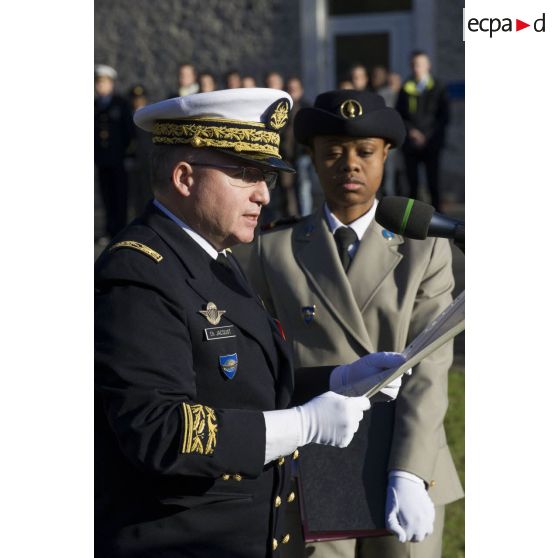 Le contrôleur général des armées (CGA) Christophe Jacquot prononce une citation au titre des opérateurs s'étant illustrés au Mali pendant l'opération Serval, lors d'une cérémonie au fort d'Ivry.