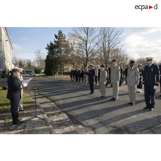 Le contrôleur général des armées (CGA) Christophe Jacquot prononce une citation au titre des opérateurs s'étant illustrés au Mali pendant l'opération Serval, lors d'une cérémonie au fort d'Ivry.