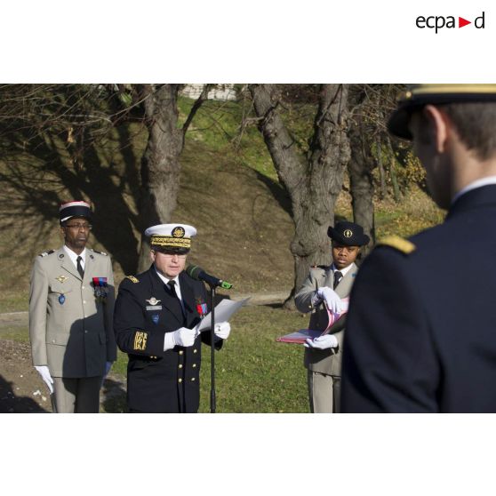 Le contrôleur général des armées (CGA) Christophe Jacquot prononce une citation au titre des opérateurs s'étant illustrés au Mali pendant l'opération Serval, lors d'une cérémonie au fort d'Ivry.