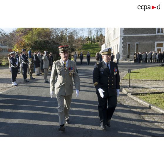 Le contrôleur général des armées (CGA) Christophe Jacquot quitte la place d'armes aux côtés du général de brigade Bernard Barrera au terme d'une cérémonie au fort d'Ivry.
