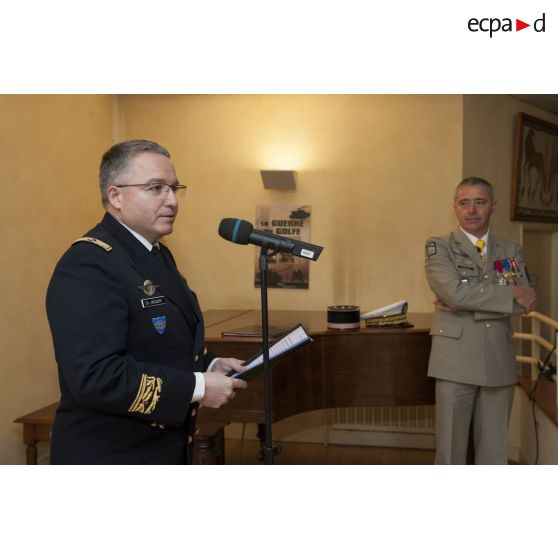 Le contrôleur général des armées (CGA) Christophe Jacquot prononce un discours aux cotés du général Bernard Barrera devant le personnel civil et militaire, lors d'une cérémonie au mess du fort d'Ivry.