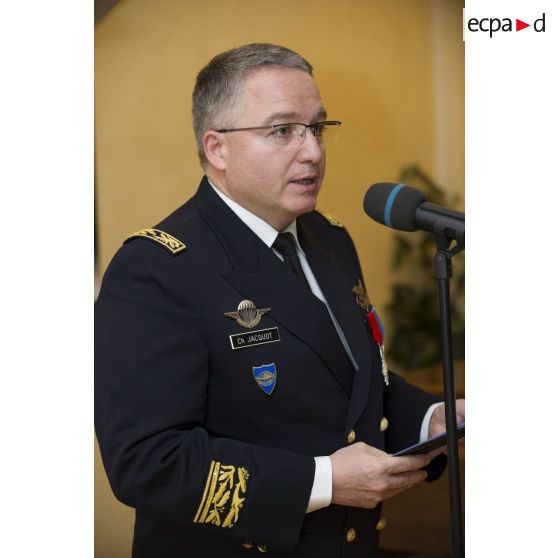 Le contrôleur général des armées (CGA) Christophe Jacquot prononce un discours devant le personnel civil et militaire, lors d'une cérémonie au mess du fort d'Ivry.