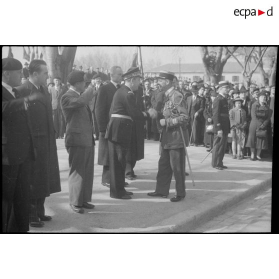 Le chef de corps du 21e RIC salue le sous-préfet d'Arles.