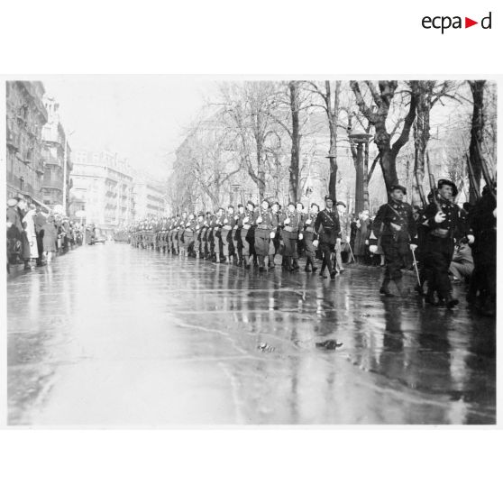 Défilé du 6e BCA dans les rues de Grenoble.