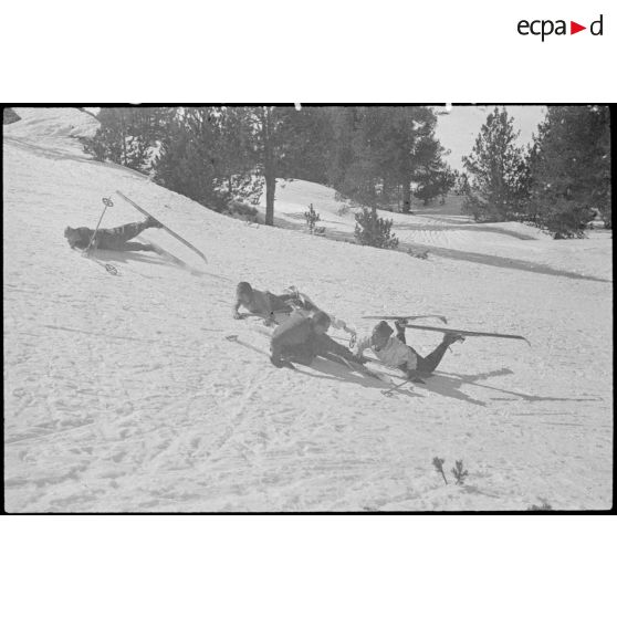 Chute collective au cours d'une excursion ou d'une leçon de ski.