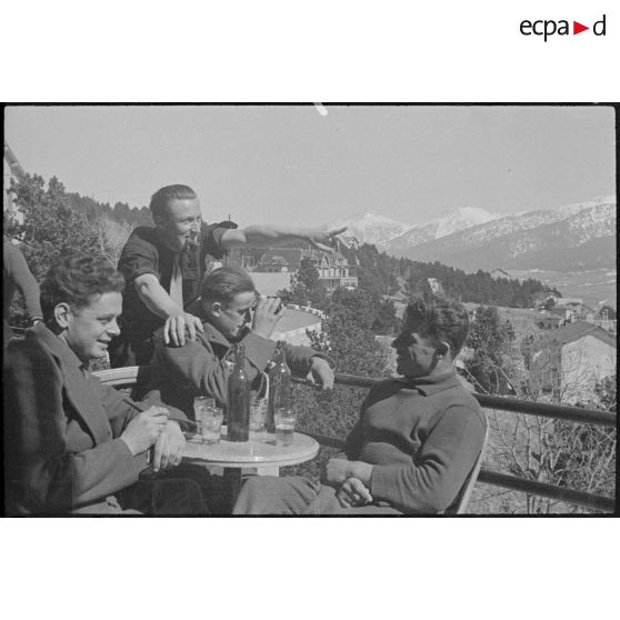 Moment de détente sur une terrasse du centre d'hébergement.