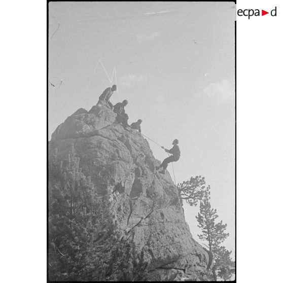 Escalade au cours d'une excursion.