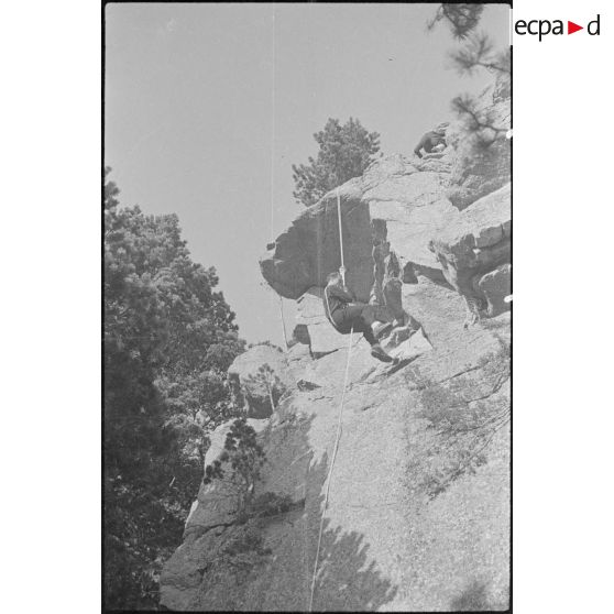 Escalade au cours d'une excursion.