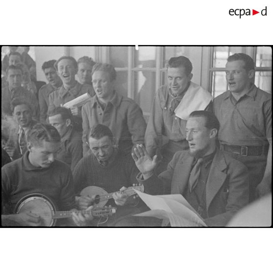 Des soldats participent à une séance de chant.