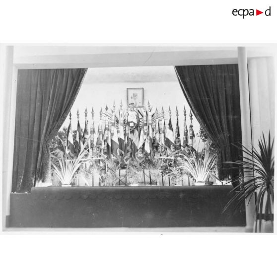 Drapeaux de régiments dissous confiés à la garde du 43e RIA.