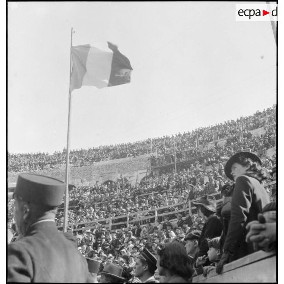 Les spectateurs dans les arènes de Nîmes.