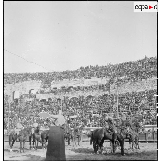 Jouteurs en costumes dans les arènes de Nîmes.