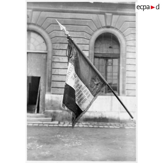 Présentation du drapeau du 43e RIA.