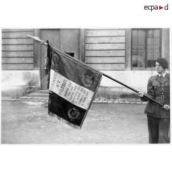 Présentation du drapeau du 43e RIA.