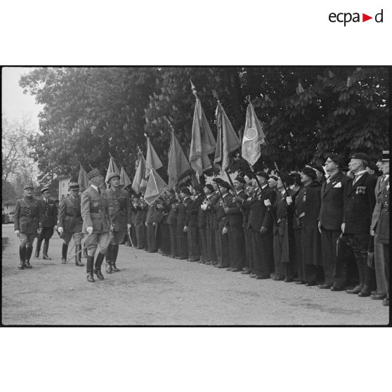 Revue d'anciens combattants par le général d'armée Charles Huntziger.