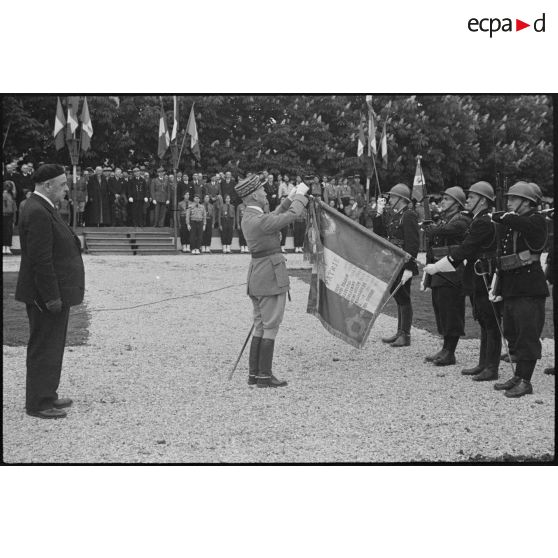 Remise de la croix de guerre 1939-1940 au drapeau des chasseurs à pied.