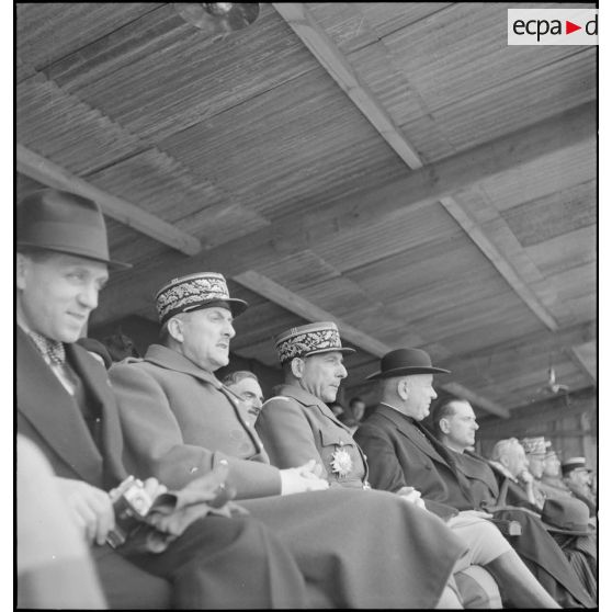 La tribune officielle lors de la fête sportive et militaire à La Courtine.