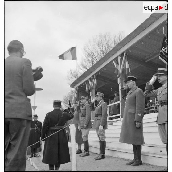 Salut des autorités pendant l'exécution de la Marseillaise.