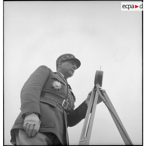 Le général de brigade Jean de Lattre de Tassigny prononce un discours.