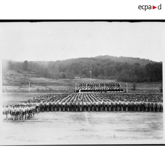 Défilé des athlètes devant les autorités.