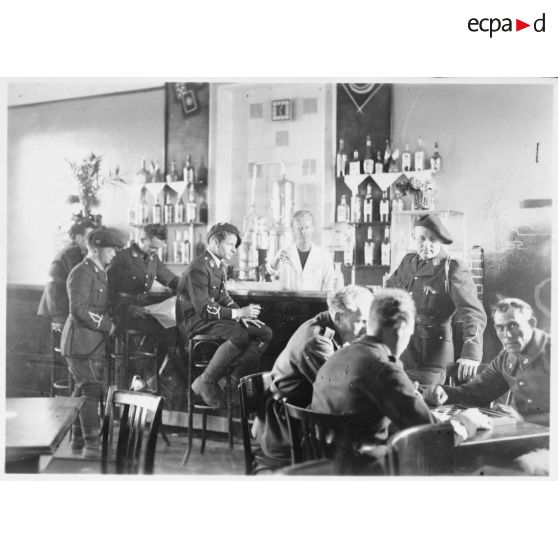 Le cercle des sous-officiers des 24e et 25e BCA.