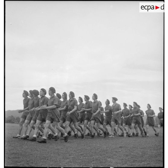 Une section de chasseurs des 24e et 25e BCA (bataillon de chasseurs alpins) se rend à une séance de sport en ordre serré.