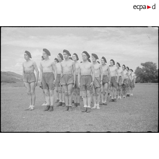 Une section de chasseurs des 24e et 25e BCA lors d'une séance de sport.