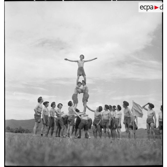 Séance d'hébertisme aux 24e et 25e BCA.