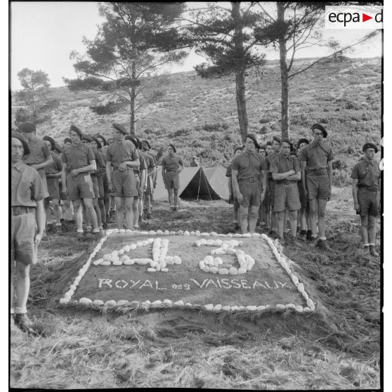 Insigne du 43e RIA de Marseille dans un campement de l'unité près de La Redonne.