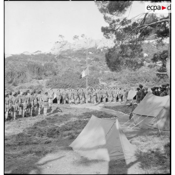 Cérémonie des couleurs au campement du 43e RIA.
