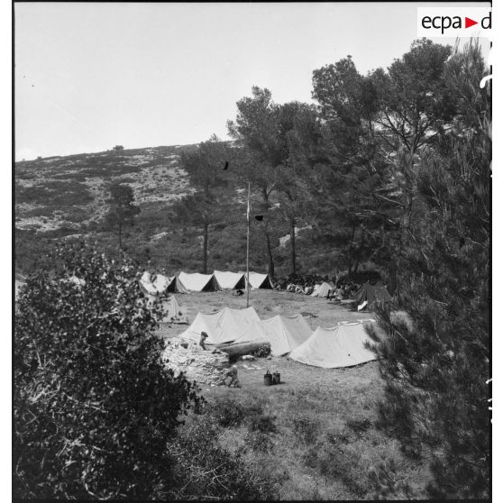 Vue générale du campement du 43e RIA sur les hauteurs des plages de La Redonne près de Marseille.