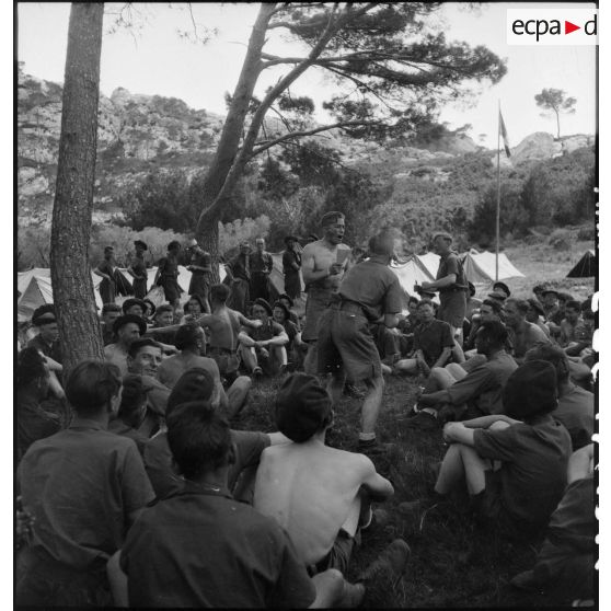 Préparation d'une fête de nuit sur le campement du 43e RIA.