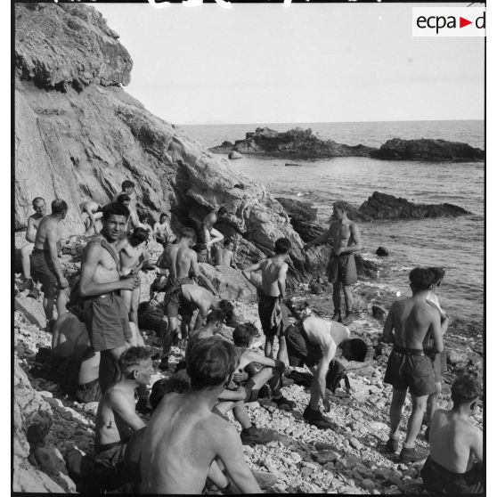 Fantassins du 43e RIA sur les plages de La Redonne.